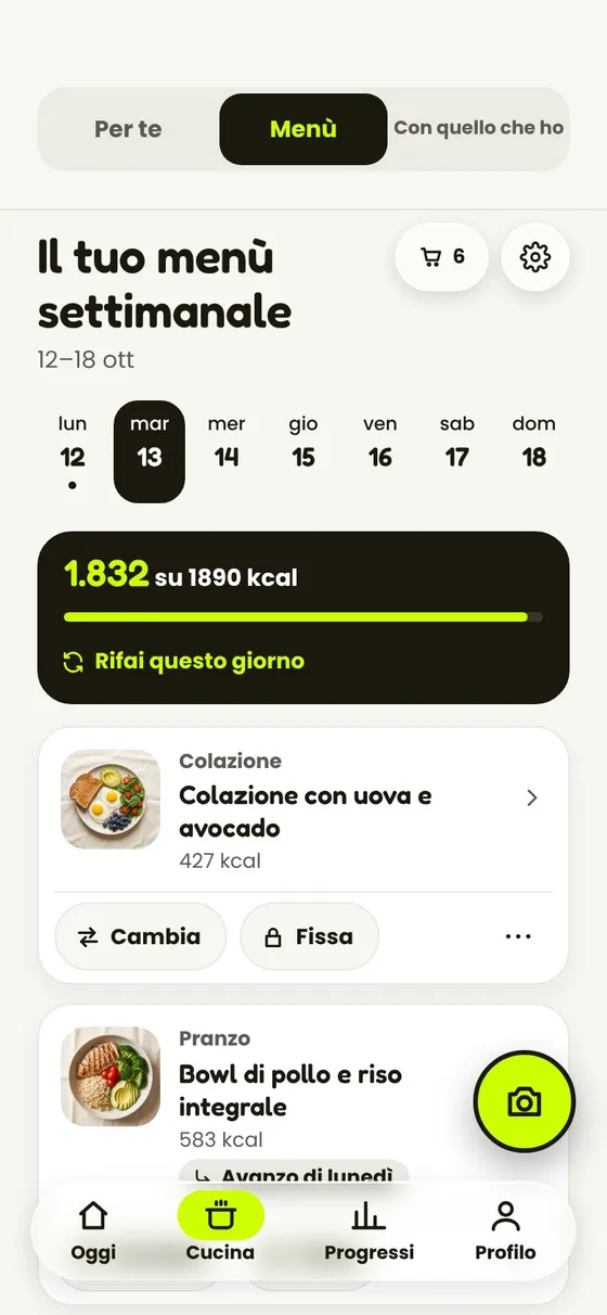 Il menù settimanale dell'app: i pasti di un giorno con le calorie, ognuno con Cambia e Fissa.