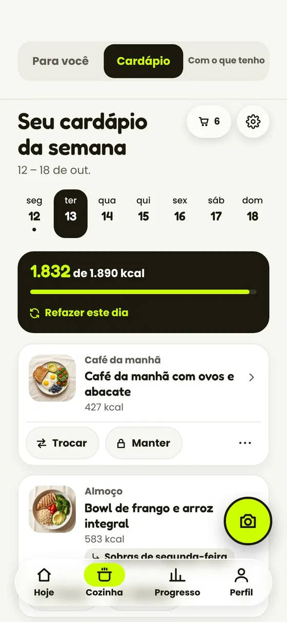 O cardápio semanal do app: as refeições de um dia com as calorias, cada uma com Trocar e Manter.