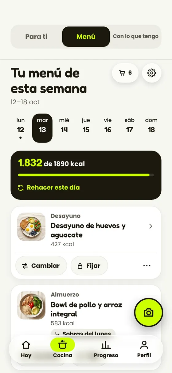 El menú semanal de la app: las comidas de un día con sus calorías, cada una con Cambiar y Fijar.