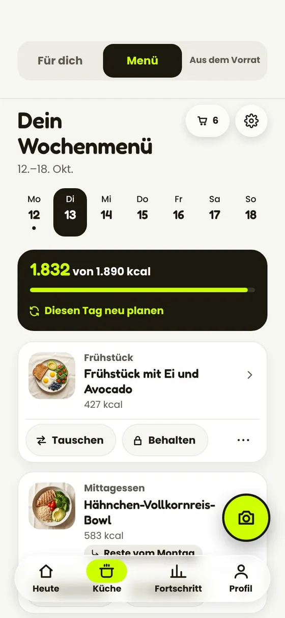 Das Wochenmenü der App: die Mahlzeiten eines Tages mit Kalorien, jede mit Tauschen und Behalten.